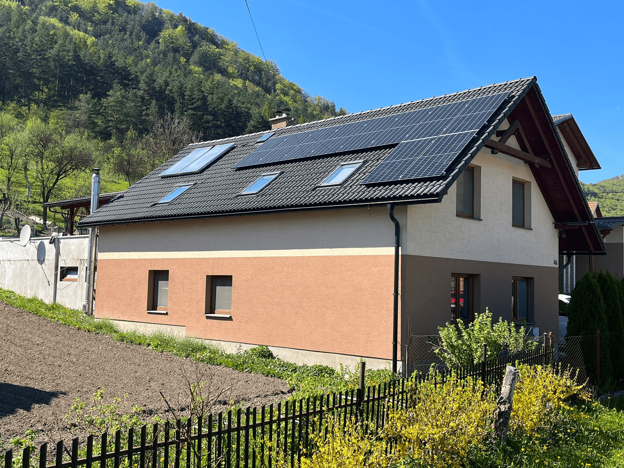 Hybridný fotovoltaický systém | EmotionBuildings